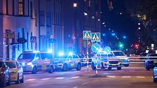 En man har förts till sjukhus efter en skottlossning i centrala Stockholm.