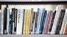 Bilder på biblioteksböcker.