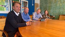 Ronnebys styrande politiker sitter runt ett bord.