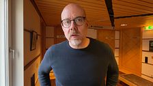 man, skallig, i blå tröja