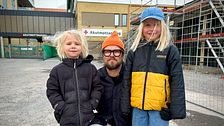 Sigge, Joakim och Märta Liw, står framför akutmottagningen i Hudiksvall.