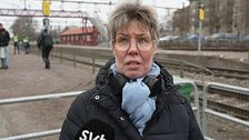 Kvinna vid tågstation i Örebro
