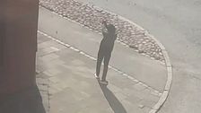 En man siktar en pistol på öppen gata i Eslöv.