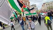 pro-palestinska demonstranter tågar genom Malmö