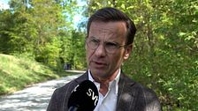 Statsminister Ulf Kristersson intervjuas utomhus