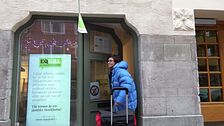 Kvinna i vinterjacka går ut från Equals kontor