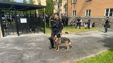 Polis med hund utanför KTH i samband med protester