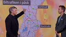 Man pekar på karta över trafiken i Sverige under påsk.