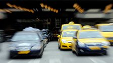 Flera taxibilar står parkerade utanför tågstationen