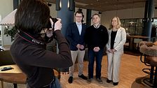Johan Falk Andersson (C) och Birgitta Häggkvist (VI) bredvid utredaren Lars Brånn. De fotas av en fotograf.
