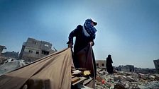 Palestinsk familj återvänder för att bo i ruinerna av sitt förstörda hem