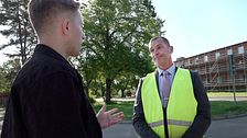 Tv-reporter Filip Jemtelius pratar med rektor Brian Tucek  på parkering