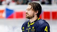 Ishockeyspelare i Tre Kronors blå-gula matchtröja med C och nummer 4 på bröstet.