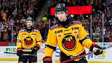 Två ishockeyspelare från Luleå HF i gula tröjor på isen under en match.