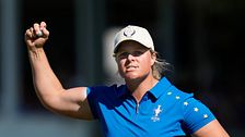 Caroline Hedwall i blå pikétröja firar med höjd knuten näve.