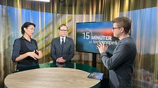 Magnus Bergevin, Mats Persson och en teckenspråkstolk står vid ett runt bord i en studio.