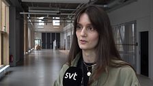 Nathalie Bruno, pressansvarig på Northvolt Labs intervjuas av SVT i en ljus, industriell byggnad.