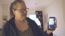 Tims mamma Anita står i en lägenhet och håller uppe en mobil med en bild på Tim.