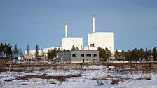 Kärnkraftverk med två reaktorer i snötäckt landskap.