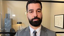 Soren Abbaszadeh, Örebro-advokat. Man i kostym med skägg står framför en glasvägg bakom vilken man anar ett kontor