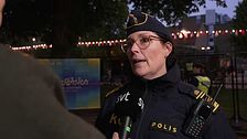 Skånsk kvinnlig polis i nattljus.