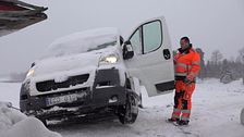 Bärgaren Jacob drar upp en bil ur diket