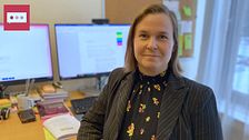 Eva-Lena Årmyr är biträdande skolchef i Ånge kommun här står hon framför sin dator vid sitt skrivbord