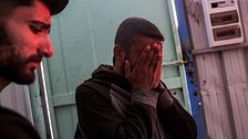 En man sörjer med ansiktet i händerna. Bilden är tagen från ett sjukhus i Beit Lahia i norra Gazaremsan.