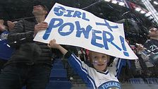 En ung finsk ishockeysupporter håller upp en skylt med texten ”Girl power”