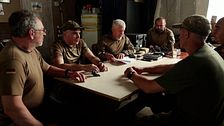 Ukrainska farbröder sitter runt ett bord iförda militärkläder