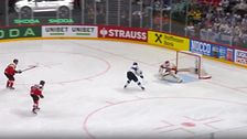 Ishockeyspelare i friläge skjuter mot mål, målvakten förbereder sig för räddning.