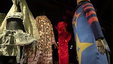 kläder med urfolkstema på Världskulturmuseet i Göteborg