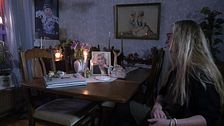 Kvinna tittar på foto av sin vuxna dotter