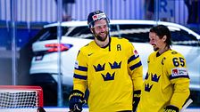 Victor Hedman och Erik Karlsson glada.
