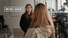 Två unga kvinnor, en reporter och en person som driver ett företag inne i en fabrikslokal utanför Göteborg med flera maskiner där det produceras lagligt knark.