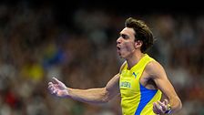Stavhopparen Armand ”Mondo” Duplantis i svensk landslagslinne, jublar efter ett lyckat hopp.
