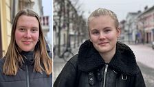 Hannah Hagskog och Tindra Lindstrand står å¨gågatan i Eksjö och tittar in i kameran.