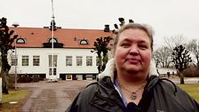 Ulrika Olsson framför Ahlaskolan i Laholm.