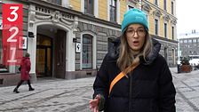 Reportern Amanda Alvarsson står i blå mössa utanför stadshuset i Gävle.