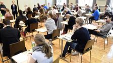 Suomessa kesksutellaan ylioppilaskirjoutsten tuleviauudesta. Lukiolaisten enemmistö haluaa säilyttää kokeen.