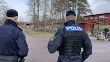 Poliser utanför Hultsbergsskolan.