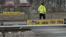 Polis vid tågövergången i Örebro