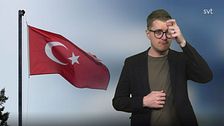 Magnus tecknar ”Turkiet” bredvid en bild på den turkiska flaggan