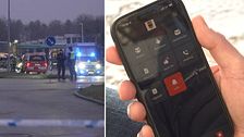 Delad bild. Till vänster: olycksplats med polisfordon. Till höger: hand håller en telefon.