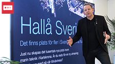 Karlskronas näringslivsutvecklare Marcus Fredricsson framför kommunens kampanjskylt med texten Hallå Sverige.