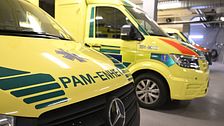 Ambulansfordon står uppradade i en garageanläggning.