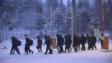 Asylsökande vid gränspassage mellan Ryssland och Finland
