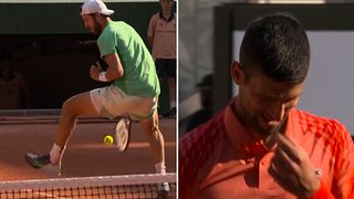 Här överraskas Djokovic av konstslag