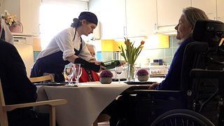Följ med när restaurangutbildningen bjuder på lunch med guldkant