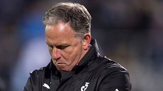 Tränaren får totalt hjärnsläpp och springer rätt in på planen